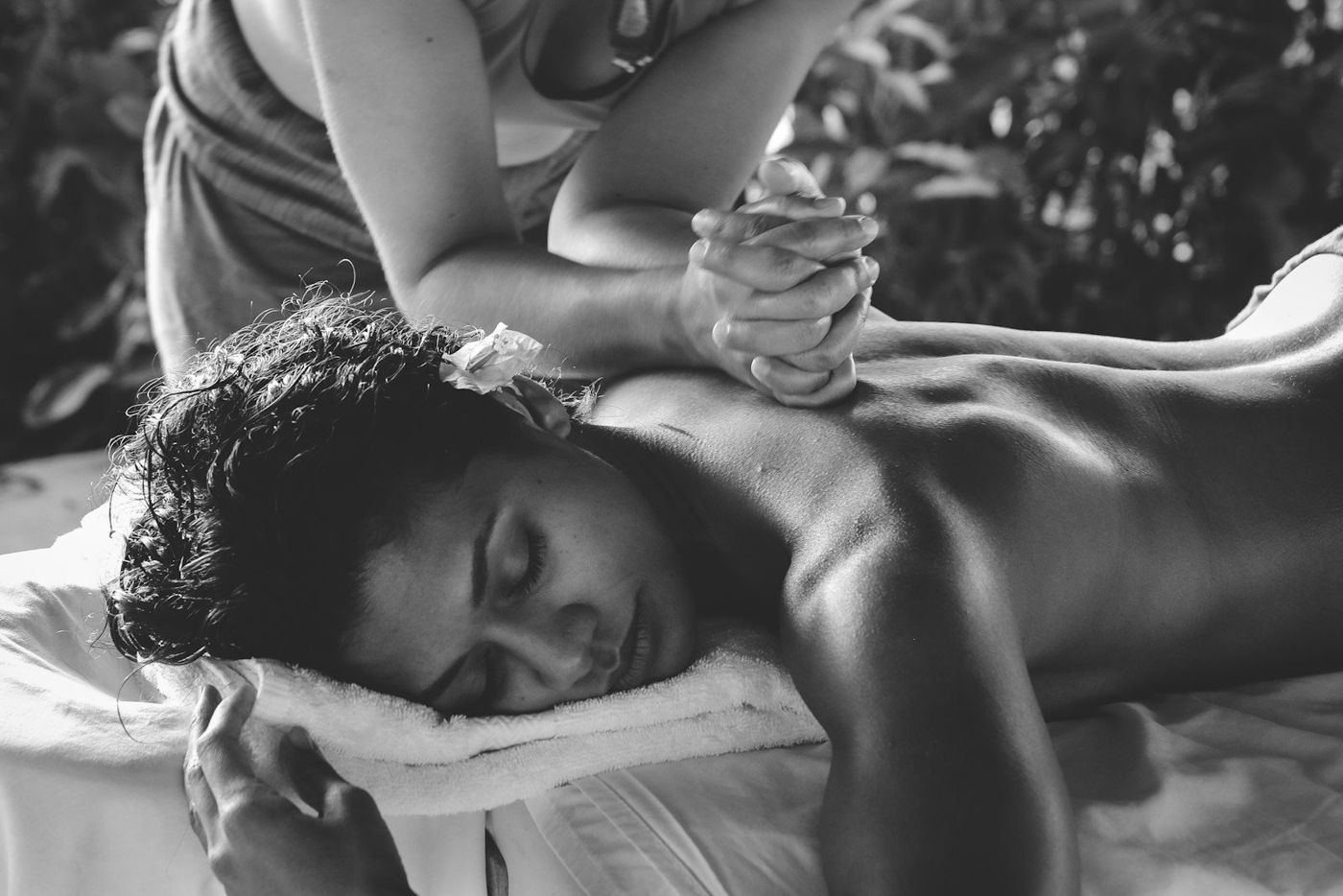 Imagen de referencia: masaje de espalda en blanco y negro